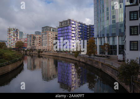 Stratford, London - November 2019: Gebäude in der Nähe der Kanal im Wasser widerspiegelt, einige von ihnen sind renoviert Stockfoto