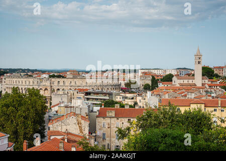 Blick auf das historische Zentrum und Amphitheater von Pula aus der Burg, venezianische Festung, Istrien, Kroatien. Stockfoto