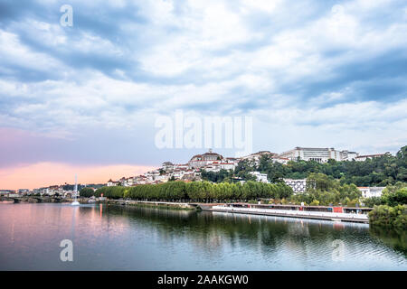 Sehenswürdigkeit Blick auf Coimbra Stadtzentrum mit Universität Gebäude und Bibliothek an der Spitze des Hügels mit Blick auf den Fluss in der Nachmittagssonne in Portugal Stockfoto