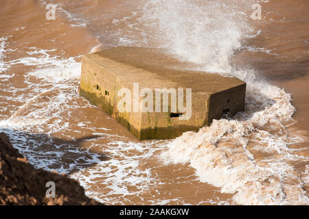 Ein zweiter Weltkrieg Pillenschachtel auf dem Strand in der Nähe von aldbrough auf Yorkshires Ostküste, UK. Es war ursprünglich auf den Klippen erbaut, hat aber Zusammenbruch Stockfoto