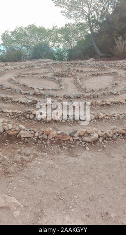 Magic Stones der Hippies, die in einem Kreis in schamanischen Wirbel, Domino Effekt mit Erde und Steinen für Ibiza Rituale in Spanien Stockfoto