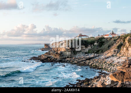 Erodierten Felsen entlang Portugals Atlantikküste mit der typischen Architektur Häuser und Gebäude mit Meerblick entlang der Klippe über dem Meer Stockfoto