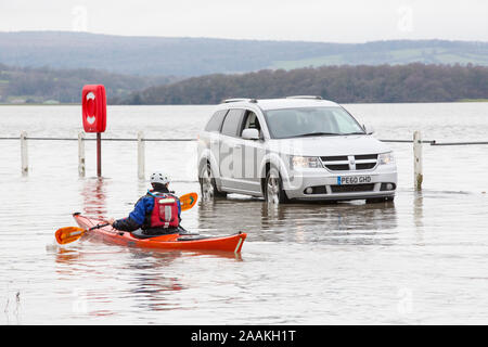 Kajakfahrer in den Fluten auf der Straße am Storth auf der Kent Mündung und einen gestrandeten Autofahrer. Stockfoto