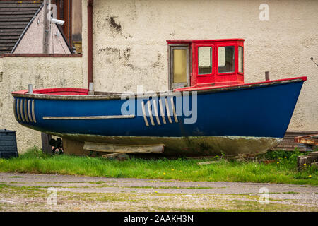 Einem alten Boot vor einem Haus, Millom, Cumbria, England, UK gesehen Stockfoto