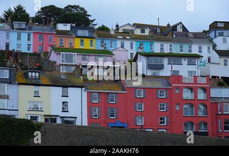 Farbenfrohe Gebäude in einem kleinen Fischerdorf Brixham in der Grafschaft Devon, im Südwesten Englands. Stockfoto