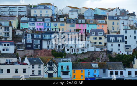 Farbenfrohe Gebäude in einem kleinen Fischerdorf Brixham in der Grafschaft Devon, im Südwesten Englands. Stockfoto