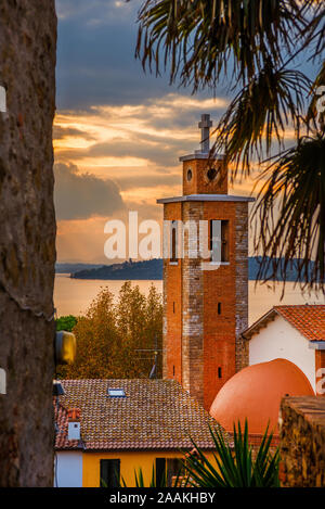 Schönen Sonnenuntergang über Passignano Altstadt, Isola Maggiore (Insel) im Trasimenische See Stockfoto