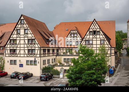 Blick auf das Prinzhotel Rothenburg, von der Stadtmauer. Traditionelle Fachwerkhäuser mit Ziegeldächern in Rothenburg ob der Tauber, Deutschland. Stockfoto