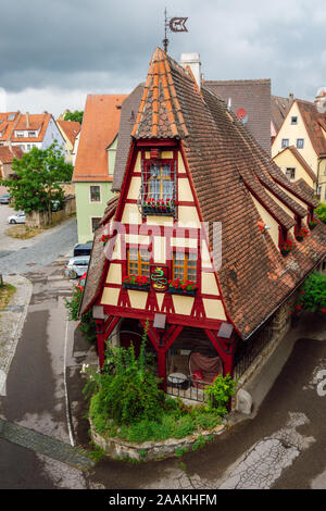 Blick auf die historische Gerlacher Schmiede, eine Alte Schmiede, eines der attraktivsten Fachwerkhäuser in Rothenburg ob der Tauber, Deutschland. Stockfoto