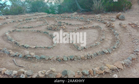 Magic Stones der Hippies, die in einem Kreis in schamanischen Wirbel, Domino Effekt mit Erde und Steinen für Ibiza Rituale in Spanien Stockfoto