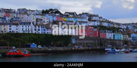 Farbenfrohe Gebäude in einem kleinen Fischerdorf Brixham in der Grafschaft Devon, im Südwesten Englands. Stockfoto