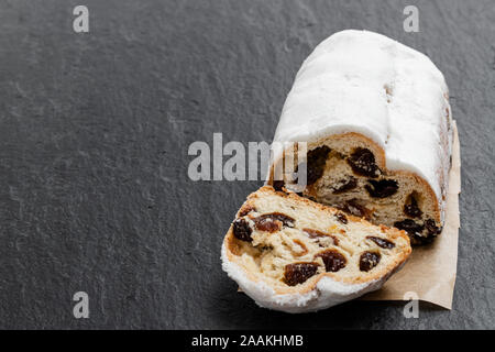 Traditionelle Stollen Obst Kuchen auf schwarzen Stein Tabelle Stockfoto
