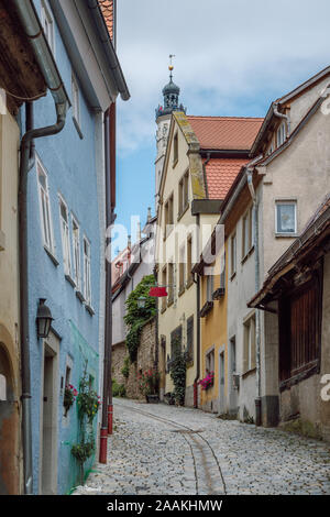 Blick auf eine schmale Straße mit traditionellen bunten Häusern in der mittelalterlichen Altstadt von Rothenburg ob der Tauber, Teil der Romantischen Straße in Deutschland. Stockfoto