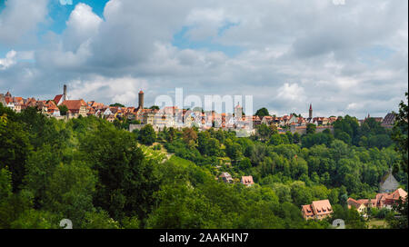 Schöne malerische Aussicht auf Rothenburg ob der Tauber, seine bunten Häuser und Festungsmauern. Erhaltene mittelalterliche deutsche Stadt. Stockfoto