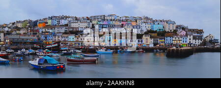 Farbenfrohe Gebäude in einem kleinen Fischerdorf Brixham in der Grafschaft Devon, im Südwesten Englands. Stockfoto