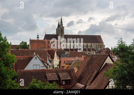 Blick auf die Kirche von St. James und die Dächer der Häuser in der Stadt Rothenburg in Bayern, Deutschland, zur rany Tag. Stockfoto
