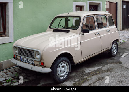 Blick auf die klassischen Renault 4 auf der Straße geparkt, es handelt sich um eine Limousine Wirtschaft des französischen Automobilherstellers Renault produziert zwischen 1961 und 1994. Stockfoto