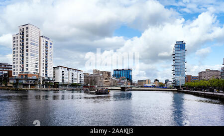 Stadtbild von Dublin Docklands und den Fluss Liffey mit modernen Gebäuden und Kahn auf dem Fluss. Republik von Irland Stockfoto