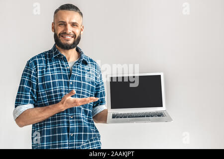 Reife bärtige Mann mit modernen Laptop mit leerer Bildschirm Stockfoto