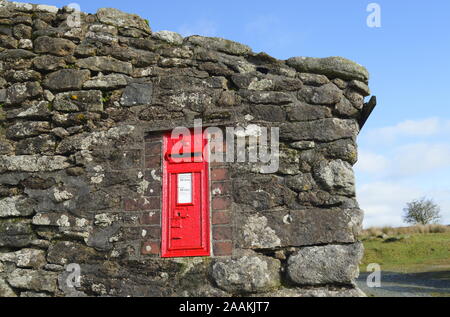 Viktorianische Mailbox in der Steinmauer in Dartmoor, Devon Stockfoto