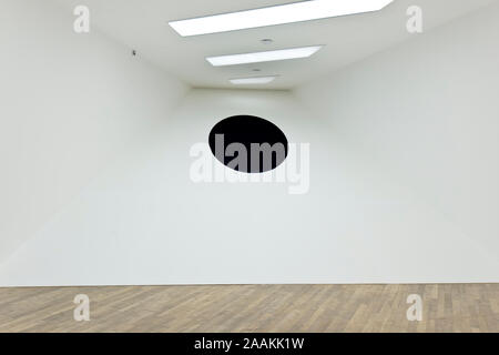 Anish Kapoor: L'origine du Monde (2004-2019) / WENN ICH SCHWANGER (1992)/Non-Object (Tür) 2008 bin Stockfoto