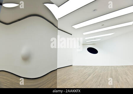 Anish Kapoor: L'origine du Monde (2004-2019) / WENN ICH SCHWANGER (1992)/Non-Object (Tür) 2008 bin Stockfoto