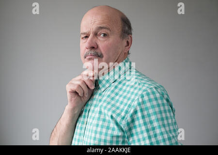 Senior glatzköpfige Mann mit einem doppelkinn leider auf Kamera. Studio shot Stockfoto