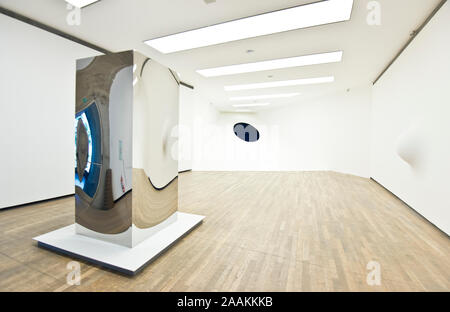 Anish Kapoor: L'origine du Monde (2004-2019) / WENN ICH SCHWANGER (1992)/Non-Object (Tür) 2008 bin Stockfoto