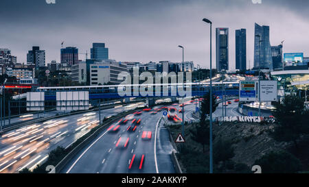 Madrid, Spanien - 22.November 2019: Lange Belichtung von schweren Pendler Autobahn der Verkehr auf der Autobahn A1 in Las Tablas in Richtung Cuatro Torres Stockfoto