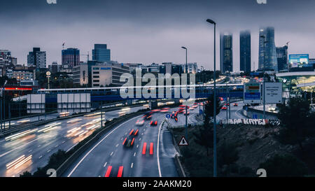 Madrid, Spanien - 22.November 2019: Lange Belichtung von schweren Pendler Autobahn der Verkehr auf der Autobahn A1 in Las Tablas in Richtung Cuatro Torres Stockfoto