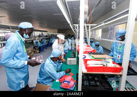 (191122) - mukono (Uganda), November 22, 2019 (Xinhua) - Mitarbeiter phones in der Fabrik von engo Holdings Group begrenzt bei Namanve Industrial Park in Mukono, Uganda montieren, an November 22, 2019. Chinesische Elektronikkonzern Engo Holdings Group Limited, am Freitag eröffnete ein 5 Mio. US-Dollar Fabrik in Uganda, die Handys und Laptops herstellen. (Foto durch Hajarah Nalwadda/Xinhua) Stockfoto