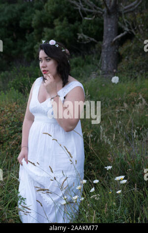 Mode Boho Hippie Frau im weißen Kleid und Blume Stirnband in das Feld Stockfoto