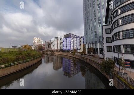 Stratford, London - November 2019: Gebäude in der Nähe der Kanal im Wasser widerspiegelt, einige von ihnen sind renoviert Stockfoto