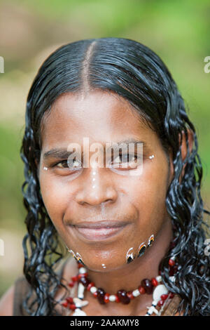 Eine eingeborene Dame an der Tjapukai Aboriginal Park in der Nähe von Cairns, Queensland, Australien. Ureinwohner wurden mit den meisten Rn von LAN-Links Stockfoto