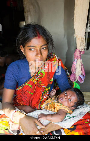 Eine Mutter und Baby, Subsistenzbauern in den Sunderbans, Ganges Delta, Indien. Die Gegend ist sehr niedrig liegenden und anfällig für den Anstieg des Meeresspiegels. Indi Stockfoto