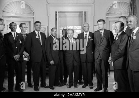 Die bürgerlichen Rechte Führer Treffen mit US-Präsident John F. Kennedy, Oval Office des Weißen Hauses, nach dem Marsch auf Washington für Jobs und Freiheit, Washington, D.C., USA, Foto von Warren K. Leffler, 28. August 1963 Stockfoto