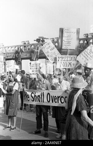 Afrikanischen amerikanischen und weißen Unterstützer des Mississippi Freie Demokratische Partei halten Schilder vor der Convention Hall bei der Democratic National Convention 1964, Atlantic City, New Jersey, USA, Foto von Warren K. Leffler, 25. August 1964 Stockfoto