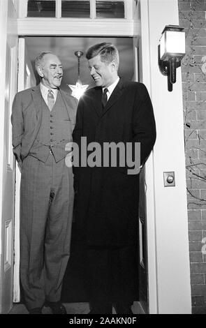 Us-designierte Präsident John F. Kennedy und der ehemalige US-Außenminister Dean Acheson, in der Tür der Acheson home auf 2805 P Street, N.W., Washington, D.C. Foto von Marion S. Trikosko, 26. November 1960 Stockfoto