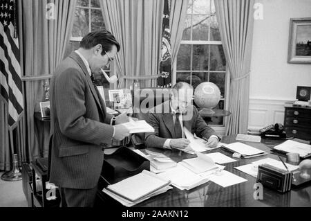 Us-Präsident Gerald Ford Treffen mit Donald Rumsfeld im Weißen Haus, Washington, D.C., USA, Foto: Marion S. Trikosko, 6. Februar 1975 Stockfoto