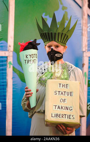Ein Demonstrant verkleidet als die Freiheitsstatue An der ICount, Klimawandel Rallye außerhalb der Amerikanischen Botschaft in London, November 2006, UK. Eine Antwort Stockfoto