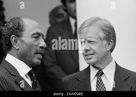 Us-Präsident Jimmy Carter begrüßt der ägyptische Präsident Anwar as-Sadat im Weißen Haus, Washington, D.C., USA, Fotografin Marion S. Trikosko, Warren K. Leffler, April 8, 1980 Stockfoto