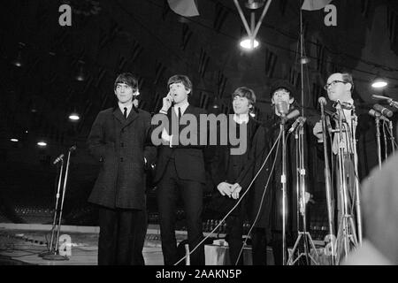 Anreise und drücken Sie die Konferenz der British Rock and Roll Band The Beatles, Washington, D.C., USA, Foto: Marion S. Trikosko, 11. Februar 1964 Stockfoto