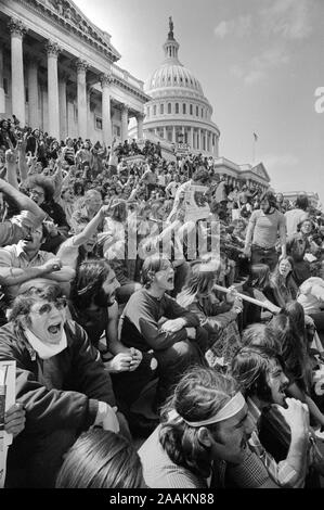 Vietnamkrieg Demonstranten sitzen auf Schritte der U.S. Capitol, Washington, D.C., USA, Fotograf Thomas J. O'Halloran, Marion S. Trikosko, 5. Mai 1971 Stockfoto