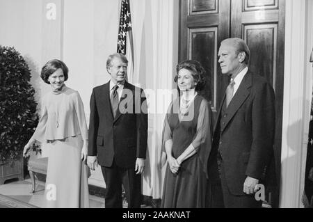 First Lady Rosalynn Carter, US-Präsident Jimmy Carter, der ehemalige First Lady Betty Ford und ehemaliger US-Präsident Gerald Ford die Teilnahme an White House Dinner für Panama Canal Vertrag, Washington, D.C., USA, Foto: Marion S. Trikosko, 7. September 1977 Stockfoto