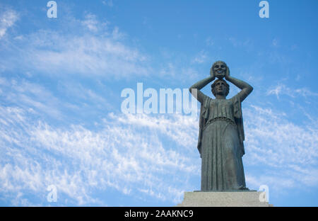 Madrid, Spanien - 13. Juli 2019: Jacinto Benavente Monument im El Retiro Park. Prominente spanische Dramatiker Stockfoto