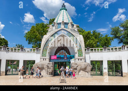 Besucher in der Nähe des Eingangs von Budapest Zoo, Ungarn Stockfoto