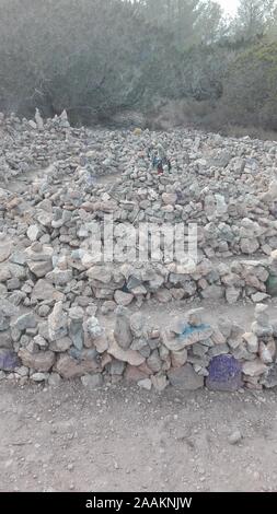 Magic Stones der Hippies, die in einem Kreis in schamanischen Wirbel, Domino Effekt mit Erde und Steinen für Ibiza Rituale in Spanien Stockfoto