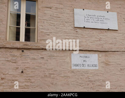 Recanati, MC, Italien - 2. November 19: Straße Piazzola del Sabato del Villaggio eines berühmten Gedicht von Giacomo Leopardi Das bedeutet Platz der Sa zitiert Stockfoto