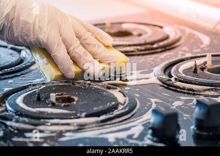 Reinigung einen Gasherd mit Küchengeräten, Haushalt Konzepte oder Hygiene und Reinigung. Stockfoto