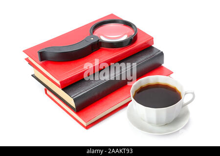 Bücher, eine Tasse Kaffee und Lupe auf weißem Hintergrund Stockfoto